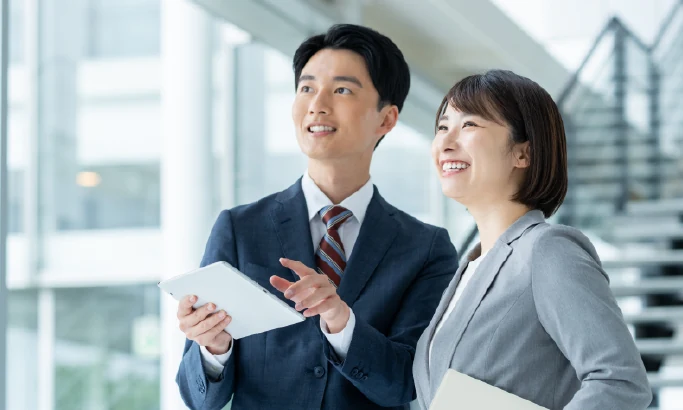 建物を見上げる不動産担当者