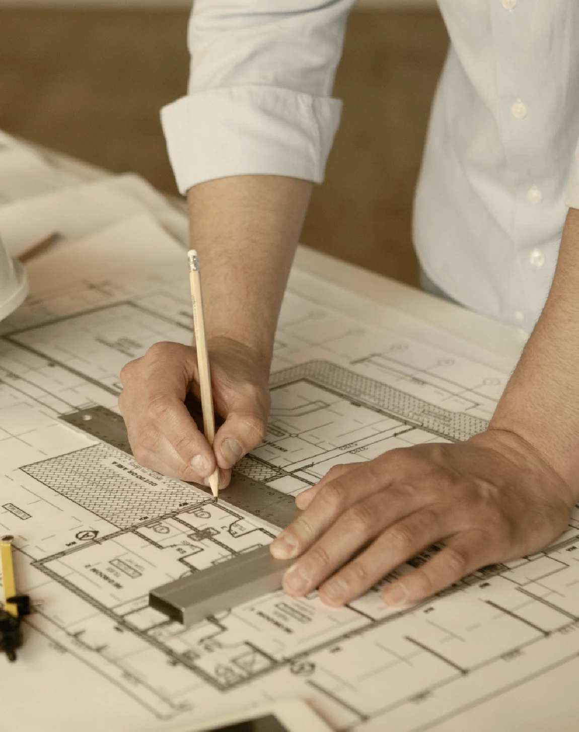 建築図面を確認する設計担当者