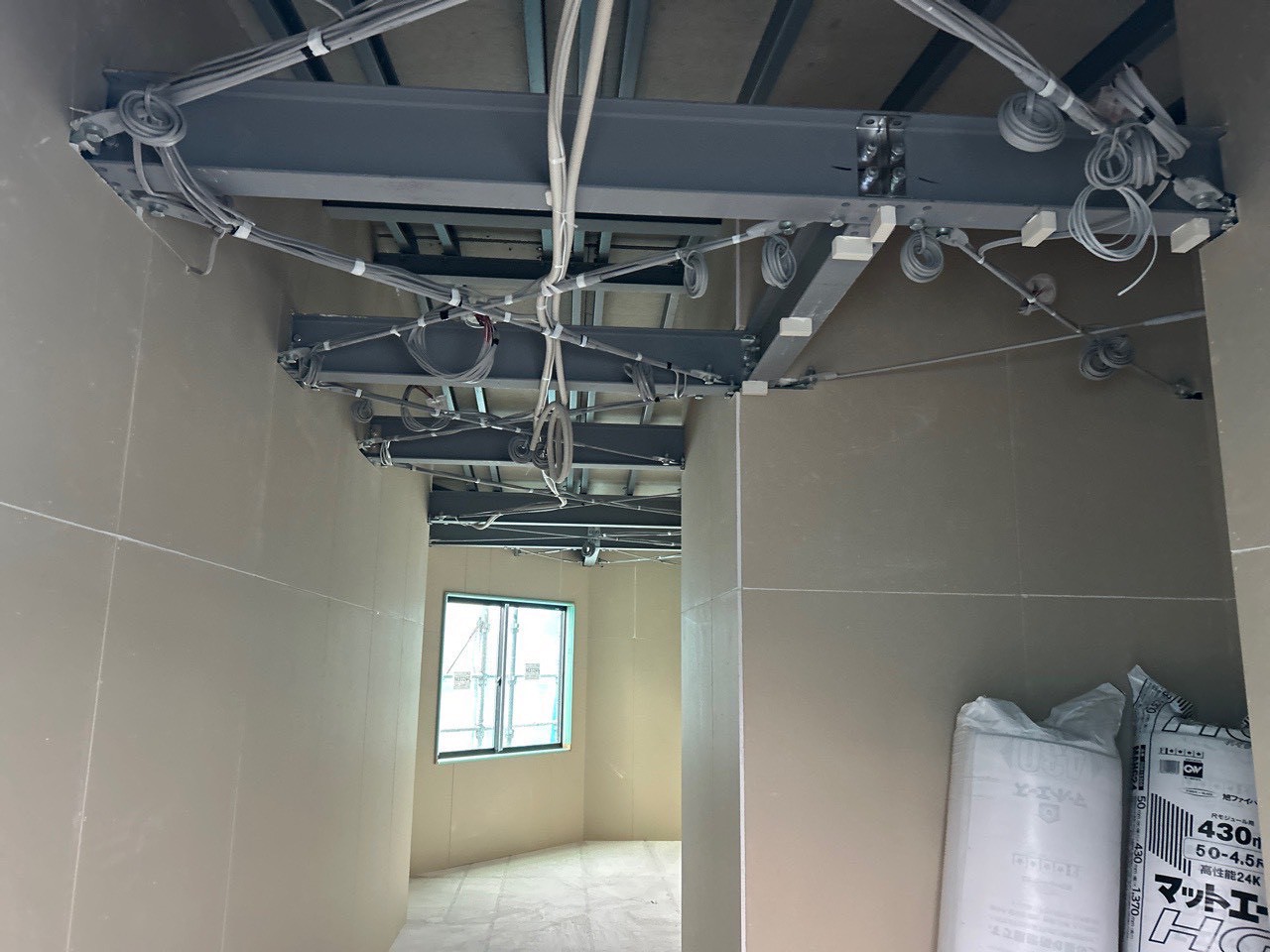 足立区島根 鉄骨3階建て建築中マンション内観